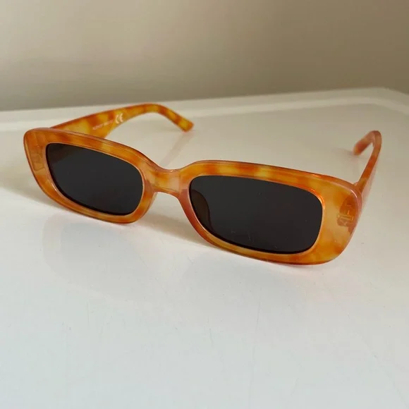 High Fashion Rectangular Sunglasses. - Picture 6 of 6